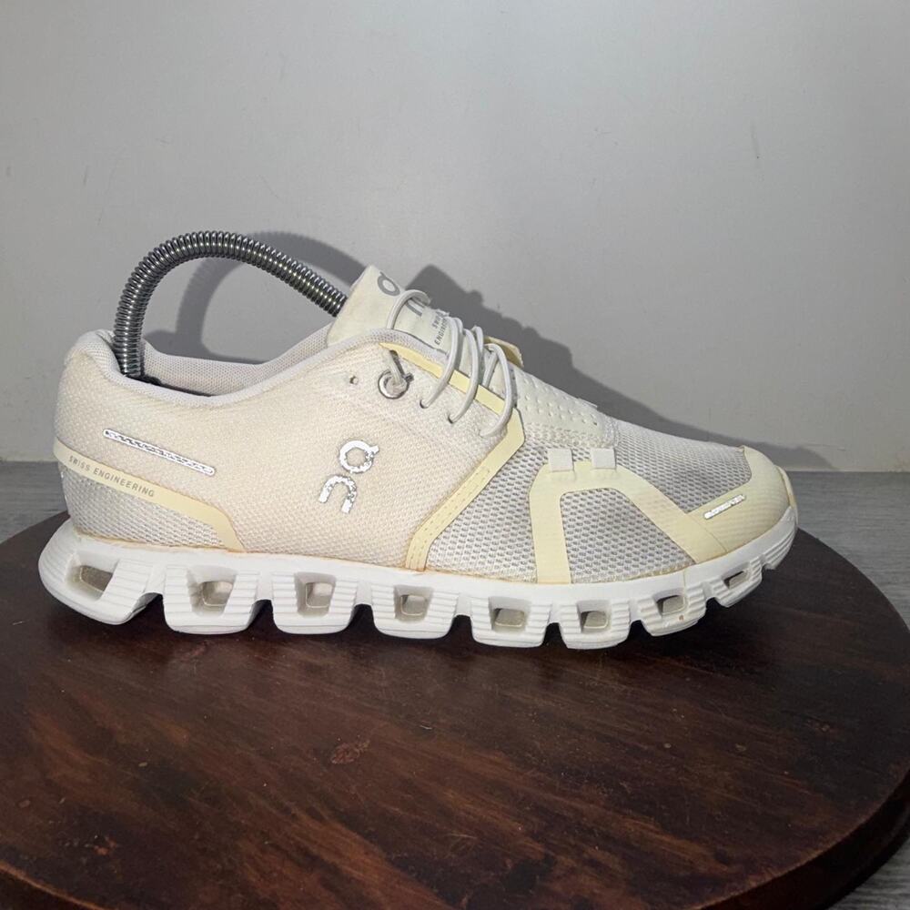 On Cloud 5 Womens Size 8 White Athletic Running Walking Slip-On Shoes Sneakers